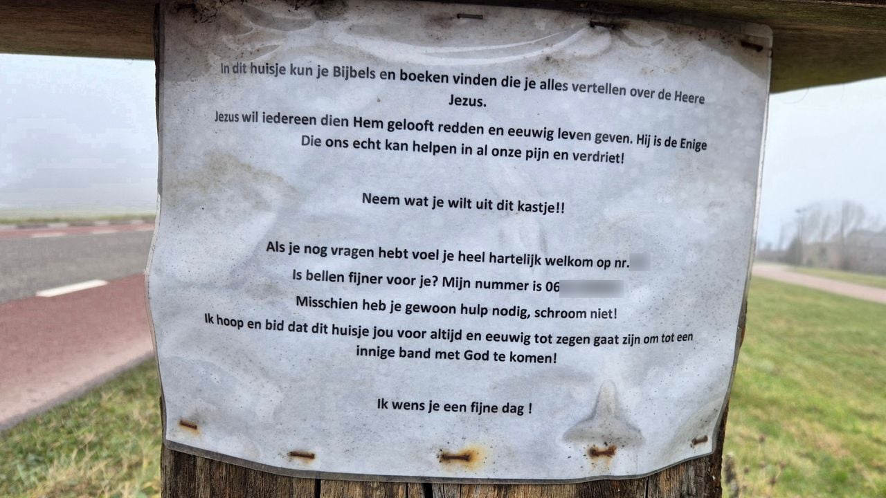 'Ik hoop en bid dat dit huisje voor altijd en eeuwig tot zegen gaat zijn om tot een innige band met God te komen', staat er onder de christelijke minibieb van Sija Snoei uit Werkendam (foto: Niek de Bruijn).