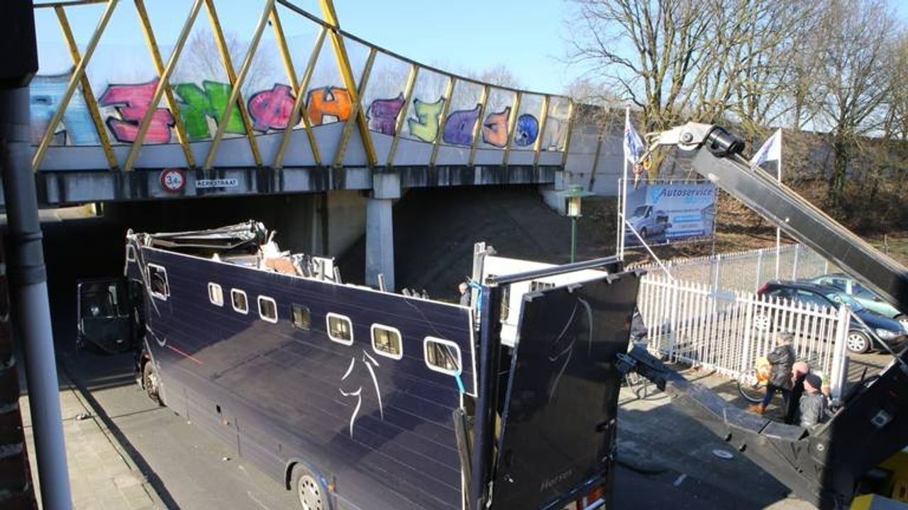 Paardenwagen te hoog, of viaduct te laag? (foto: archief).