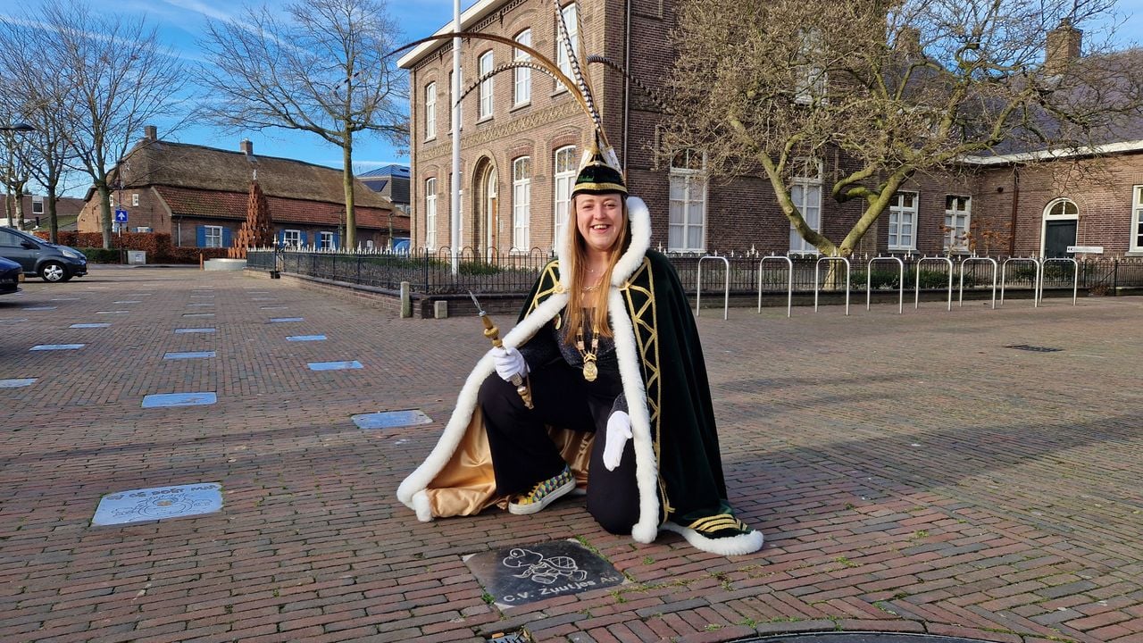 Prinses Nicole d'n Urste bij de steen van haar carnavalsclub (foto: Tom Berkers)