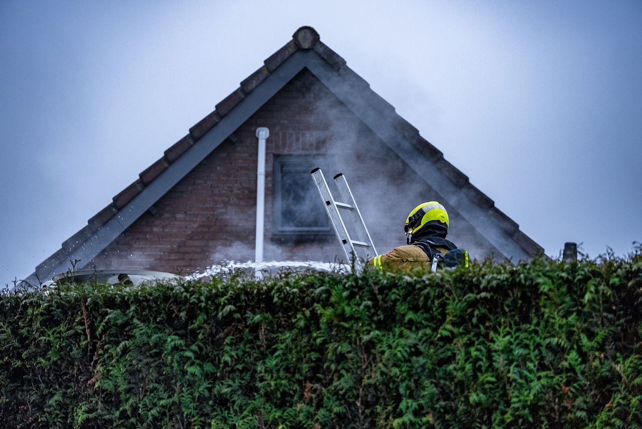 Camper in brand in Geffen, brandweer schaalt op (foto: Lucas Lammers / Persbureau Heitink).