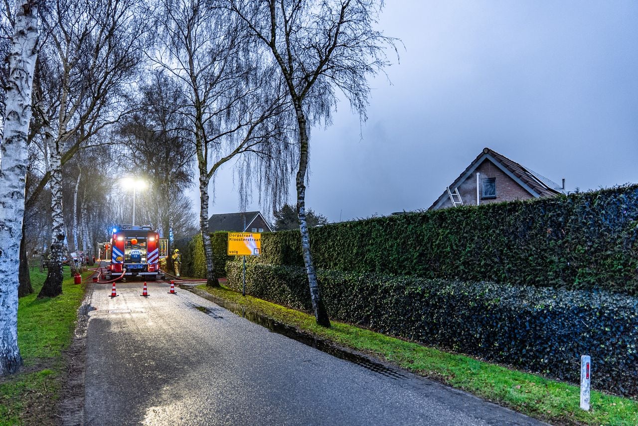 Camper in brand in Geffen, brandweer schaalt op (foto: Lucas Lammers / Persbureau Heitink).