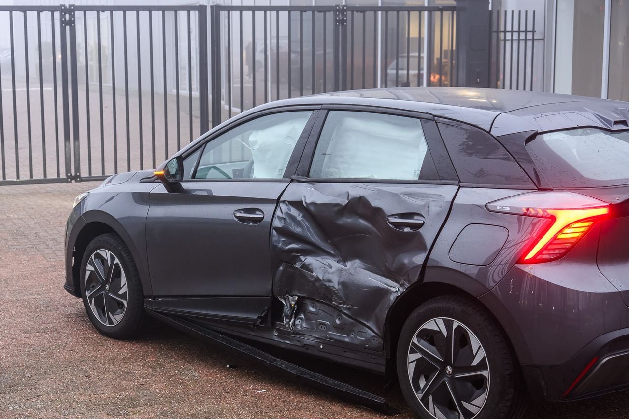 De zijkant van de auto raakte flink beschadigd bij de botsing (foto: Tom van der Put/Persbureau Heitink).