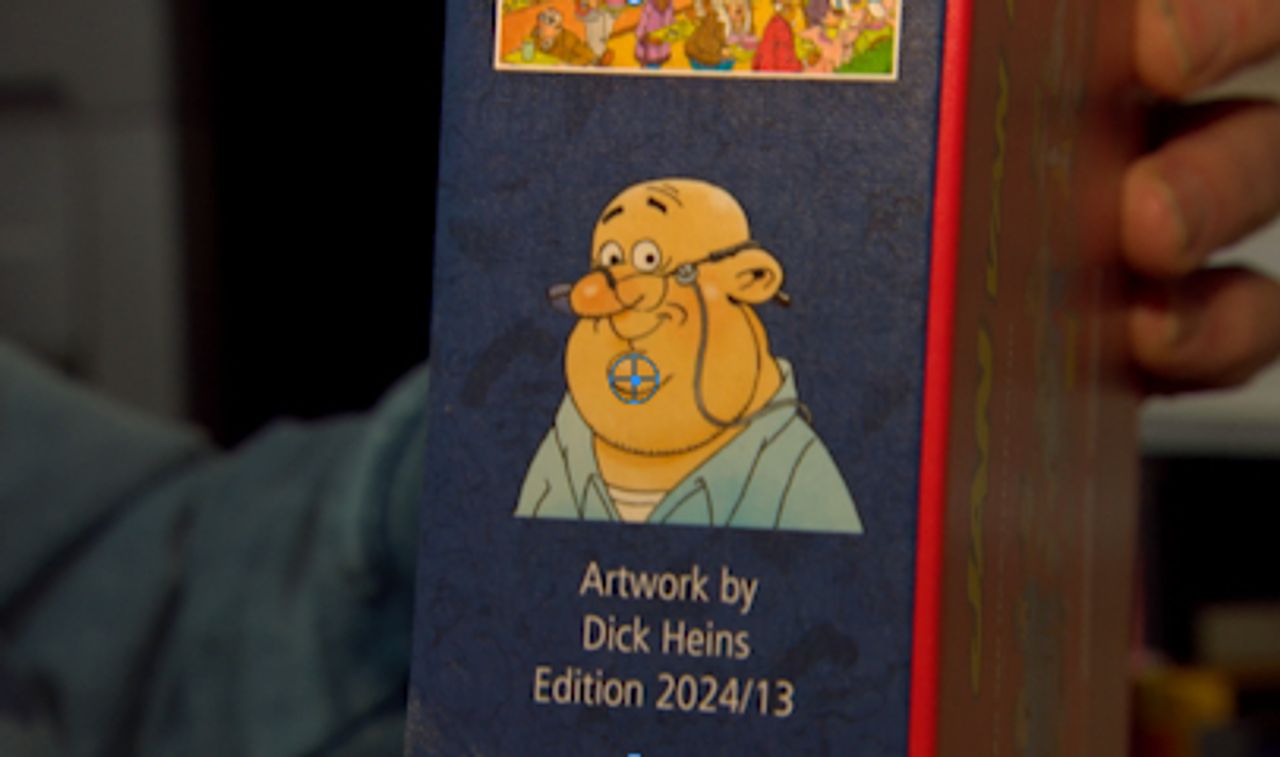 De karikatuur van Dick Heins op de zijkant van de Jan van Haasteren puzzeldoos (foto: Ruud Ritzen).
