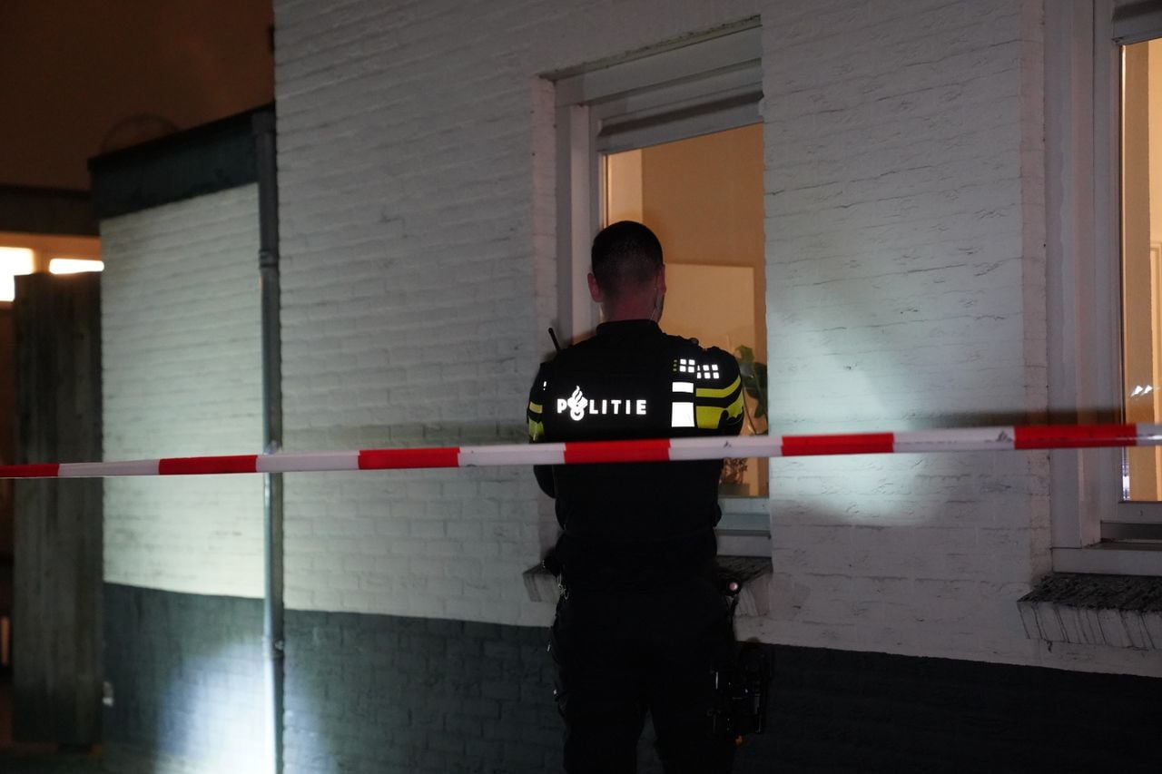  Twee gewonden worden behandeld (foto: Bart Meesters / Persbureau Heitink).