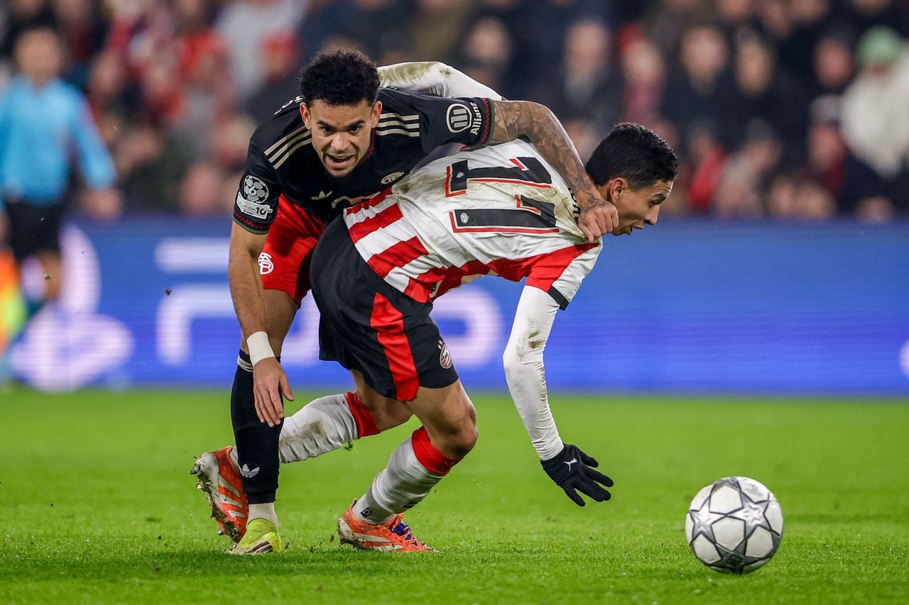 Een fel duel om de bal tussen Luiz Diaz en Mauro Junior (foto: Broer van den Boom / Orange Pictures).