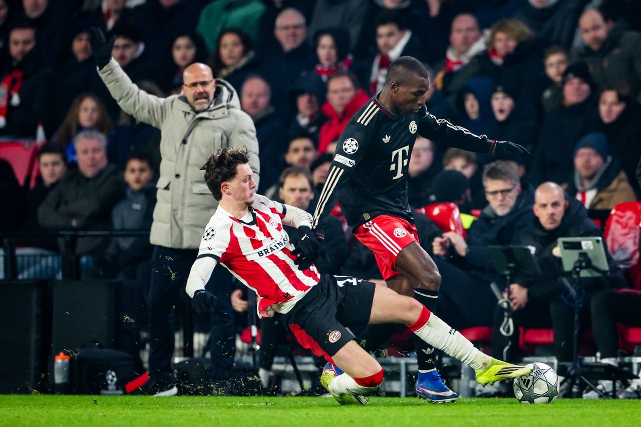 PSV-trainer Peter Bosz ziet Paul Wanner een duel verliezen (foto: Bart Stoutjesdijk / ANP).