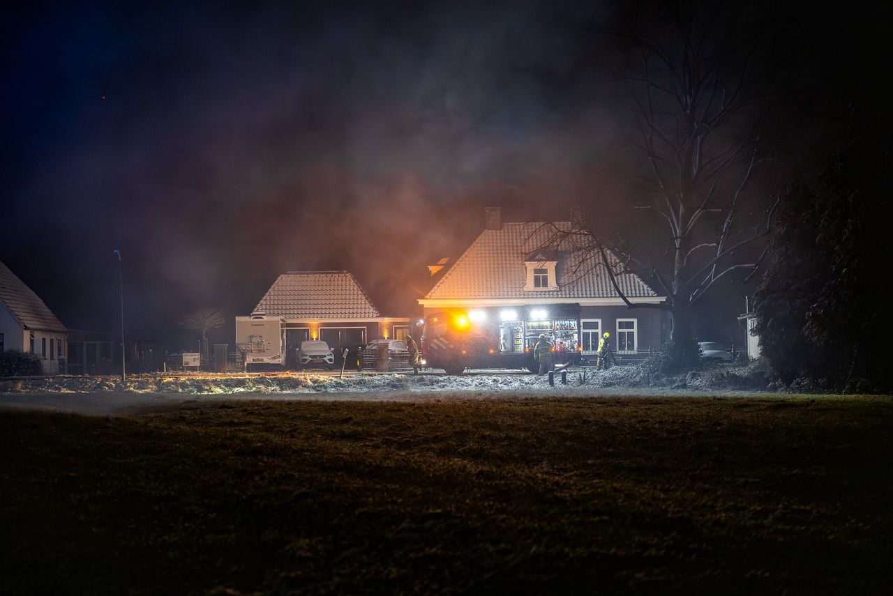 Grote brand in houtwerkplaats in Oijen (foto: Lucas Lammers / Persbureau Heitink).
