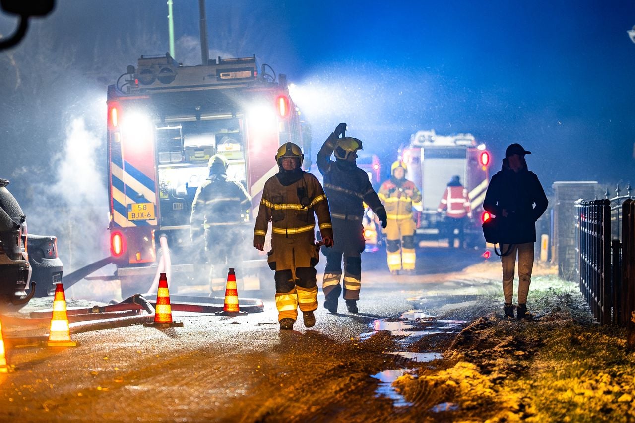 Grote brand in houtwerkplaats in Oijen (foto: Lucas Lammers / Persbureau Heitink).