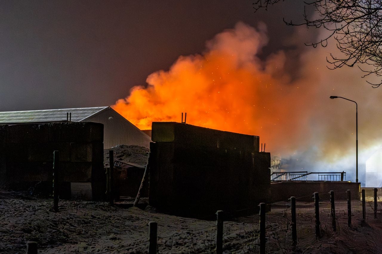 Grote brand in houtwerkplaats in Oijen (foto: Lucas Lammers / Persbureau Heitink).