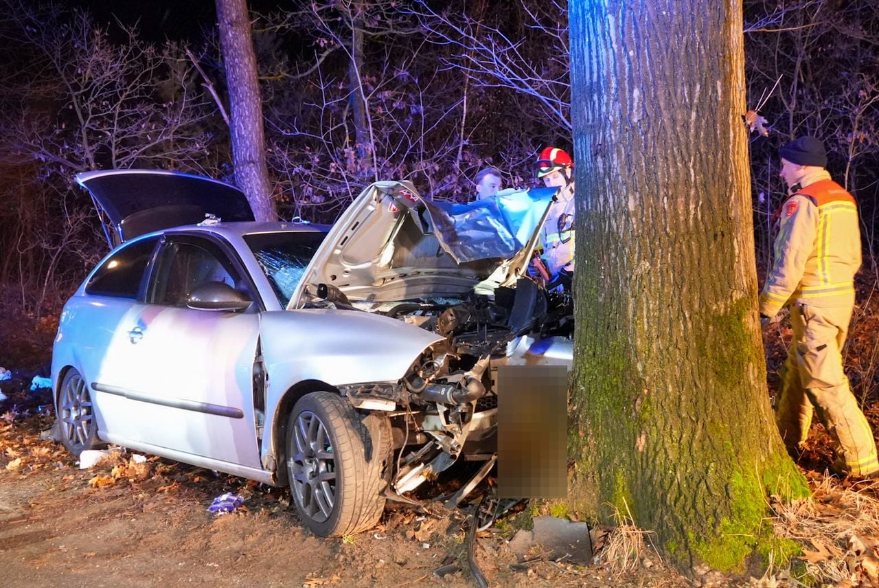 Auto botst op boom in Vlierden (foto: Harrie Grijseels / Persbureau Heitink).