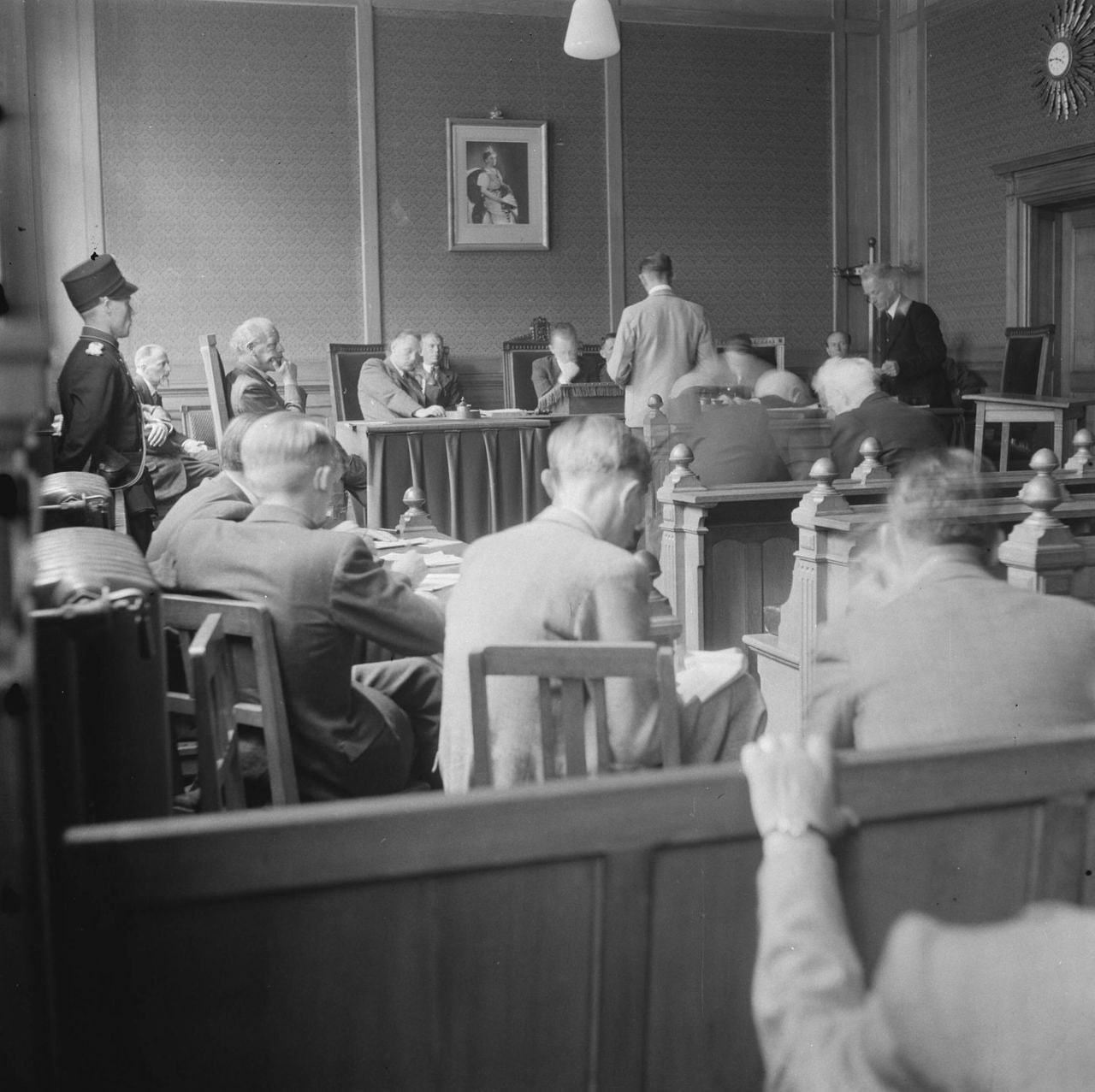 Op 26 juli 1945 werd de Bossche kringleider van de NSB veroordeeld tot 8 jaar internering. Twee landwachters kregen respectievelijk 2 en 3 jaar straf (foto: Blazer, Carel/Anefo/ Nationaal Archief)