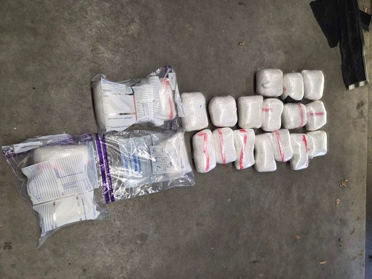 In de voorbumper lagen 25 pakken met wit poeder (foto: politie).