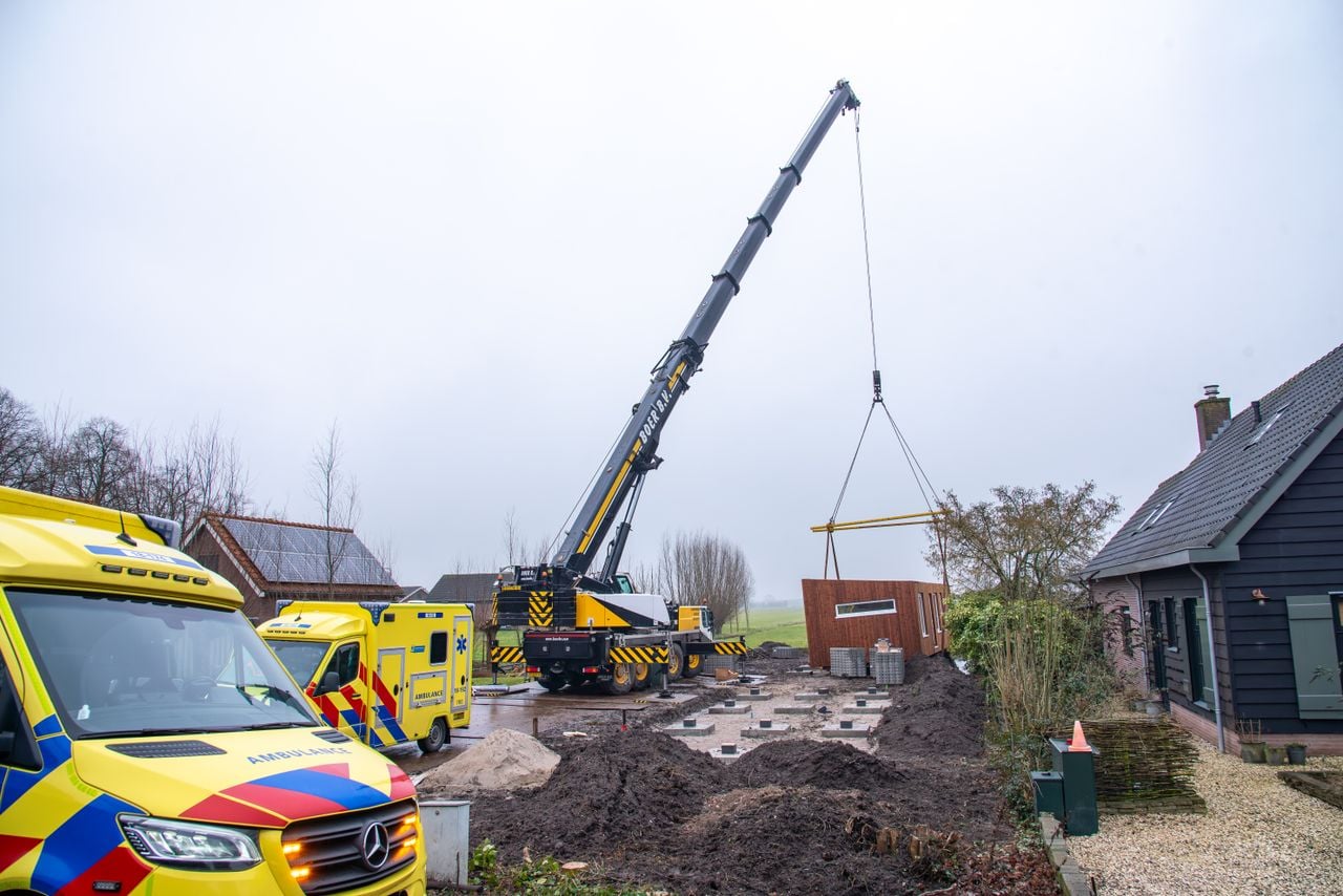 De man is zwaargewond geraakt nadat hij een tiny house op zich heeft gekregen (foto: ZHZActueel).