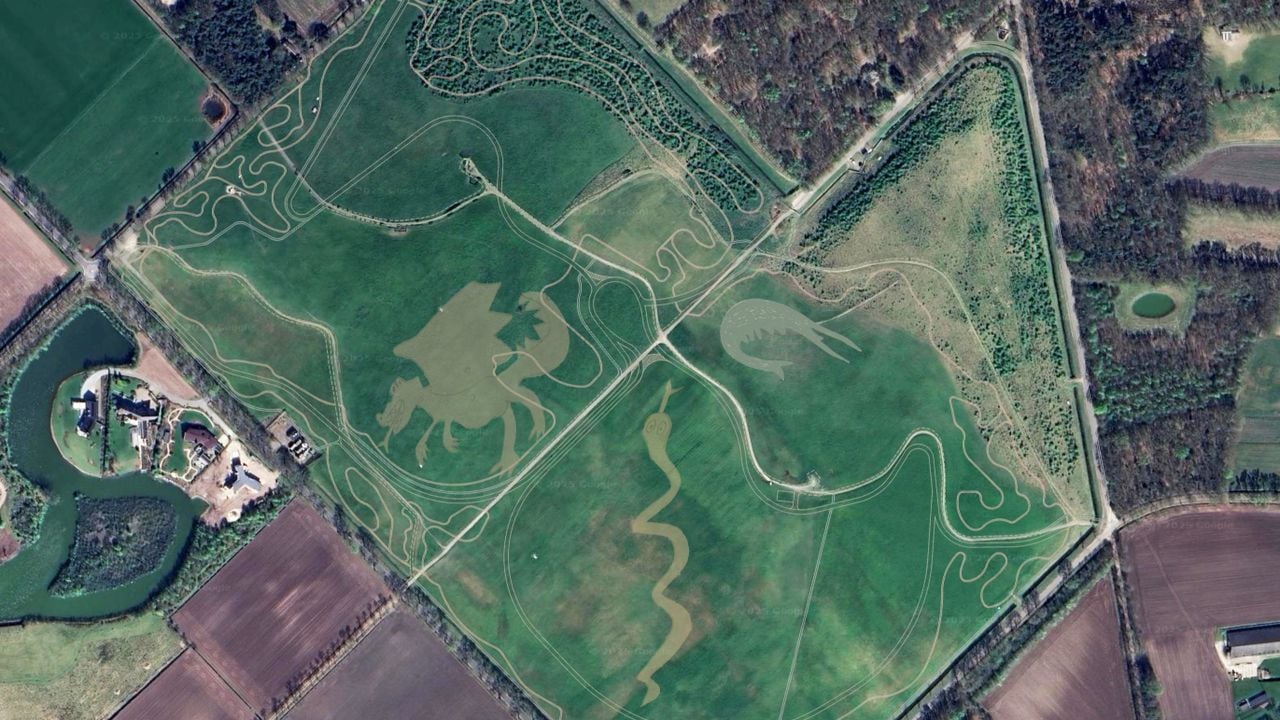 De Vlagheideberg van boven met daarin schetsen van de mogelijke kunstwerken (foto: Gemeente Meierijstad)