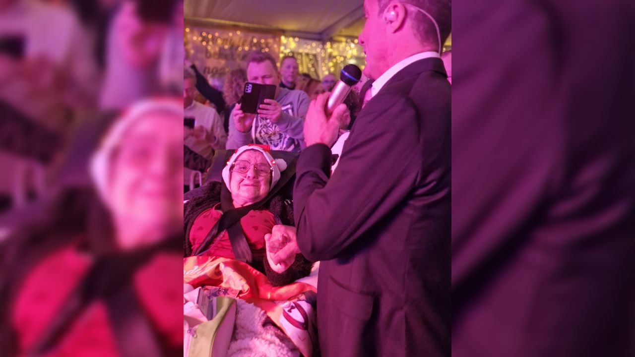 John de Bever houdt de hand van Jacqueline Dapperen vast tijdens een optreden in Prinsenbeek.