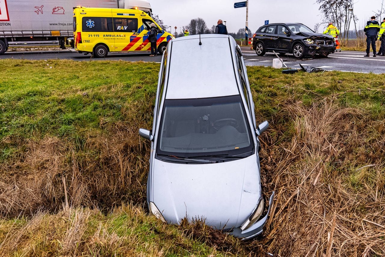 Een persoon is naar het ziekenhuis gebracht (foto: Lucas Lammers / Persbureau Heitink).