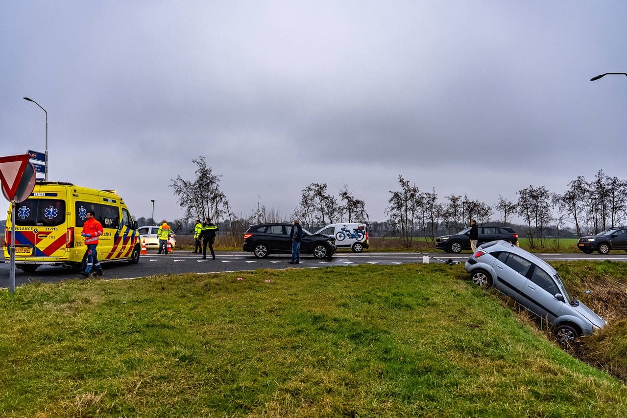 Het ongeluk gebeurde bij de oprit naar de A50 (foto: Lucas Lammers / Persbureau Heitink).