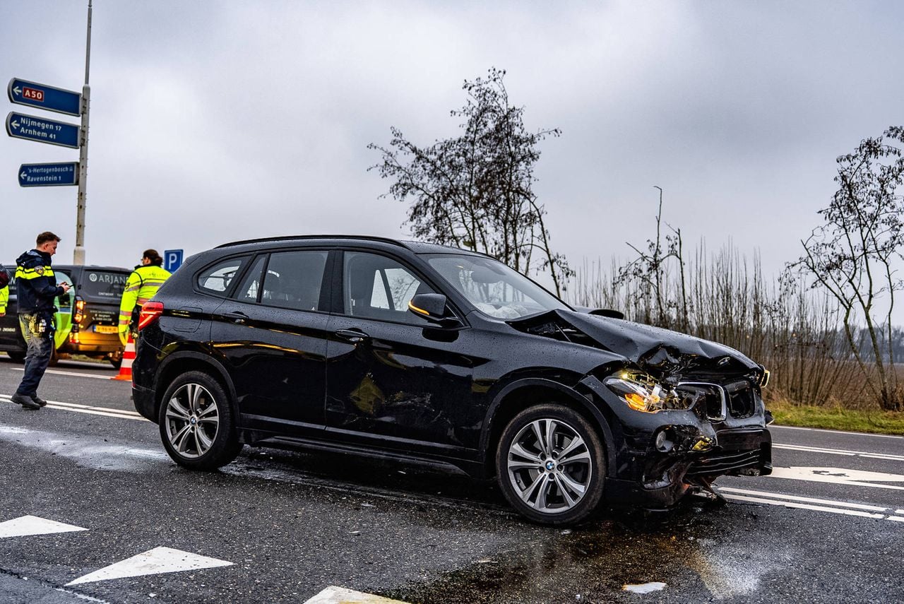 De andere auto raakte flink beschadigd (foto: Lucas Lammers / Persbureau Heitink).