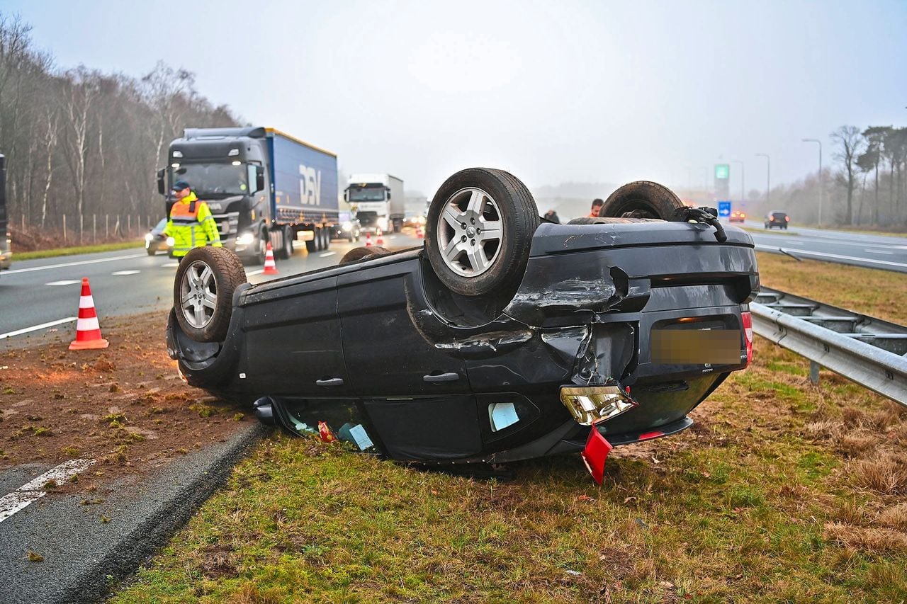 De inzittenden kwamen met de schrik vrij (foto: Rico Vogels / Persbureau Heitink).