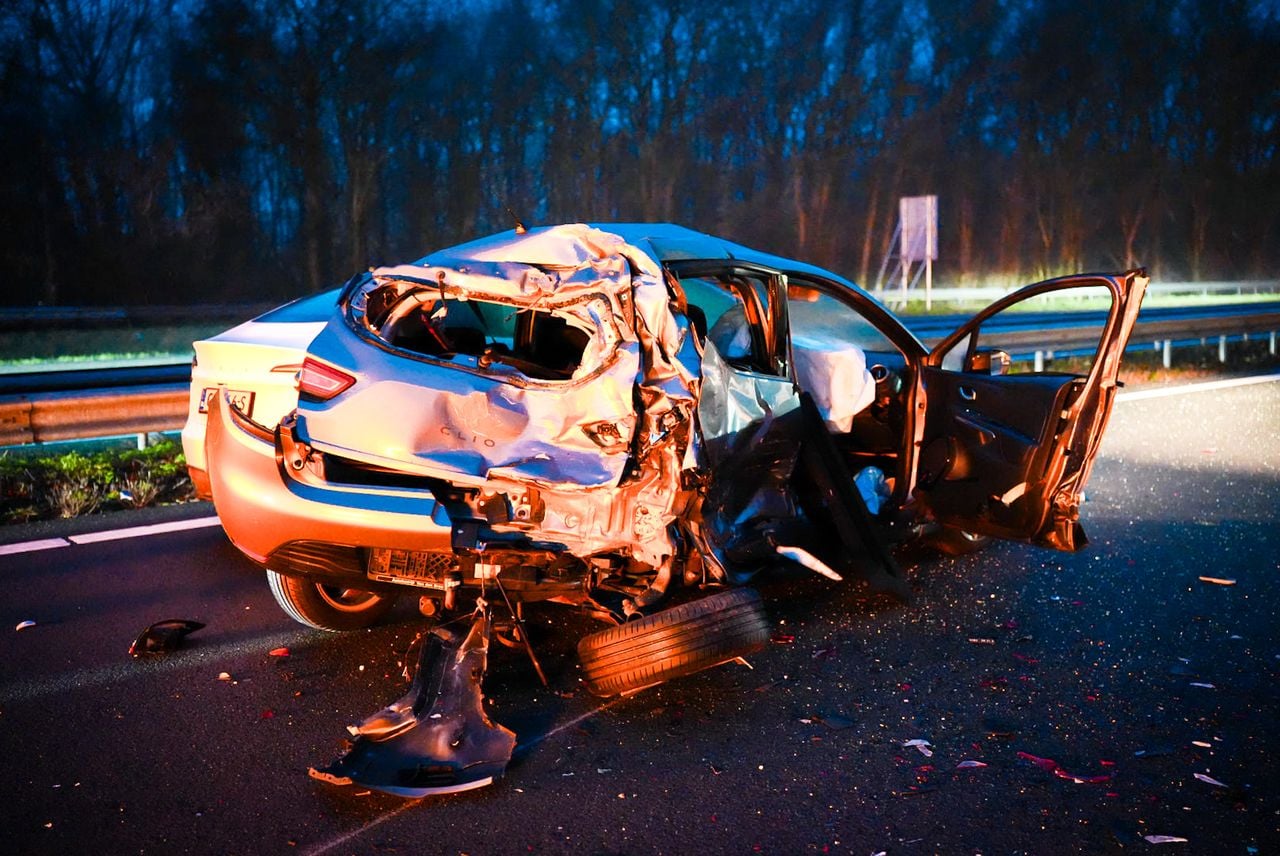 Twee personen zijn gewond naar het ziekenhuis gebracht (foto: Erik Haverhals / Persbureau Heitink).
