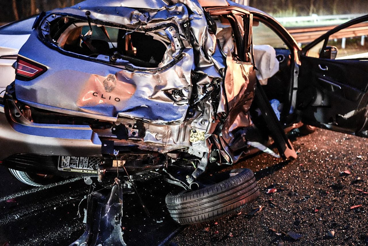 Bij het ongeluk waren vier voertuigen betrokken (foto: Erik Haverhals / Persbureau Heitink)