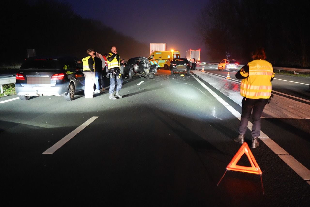 De weg was een tijd lang helemaal dicht (foto: Erik Haverhals / Persbureau Heitink).