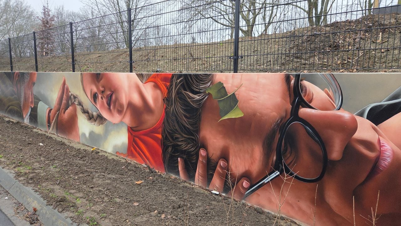 De 3-jarige Ietje samen met haar vader op de muurschildering in Veldhoven (foto: Noël van Hooft).