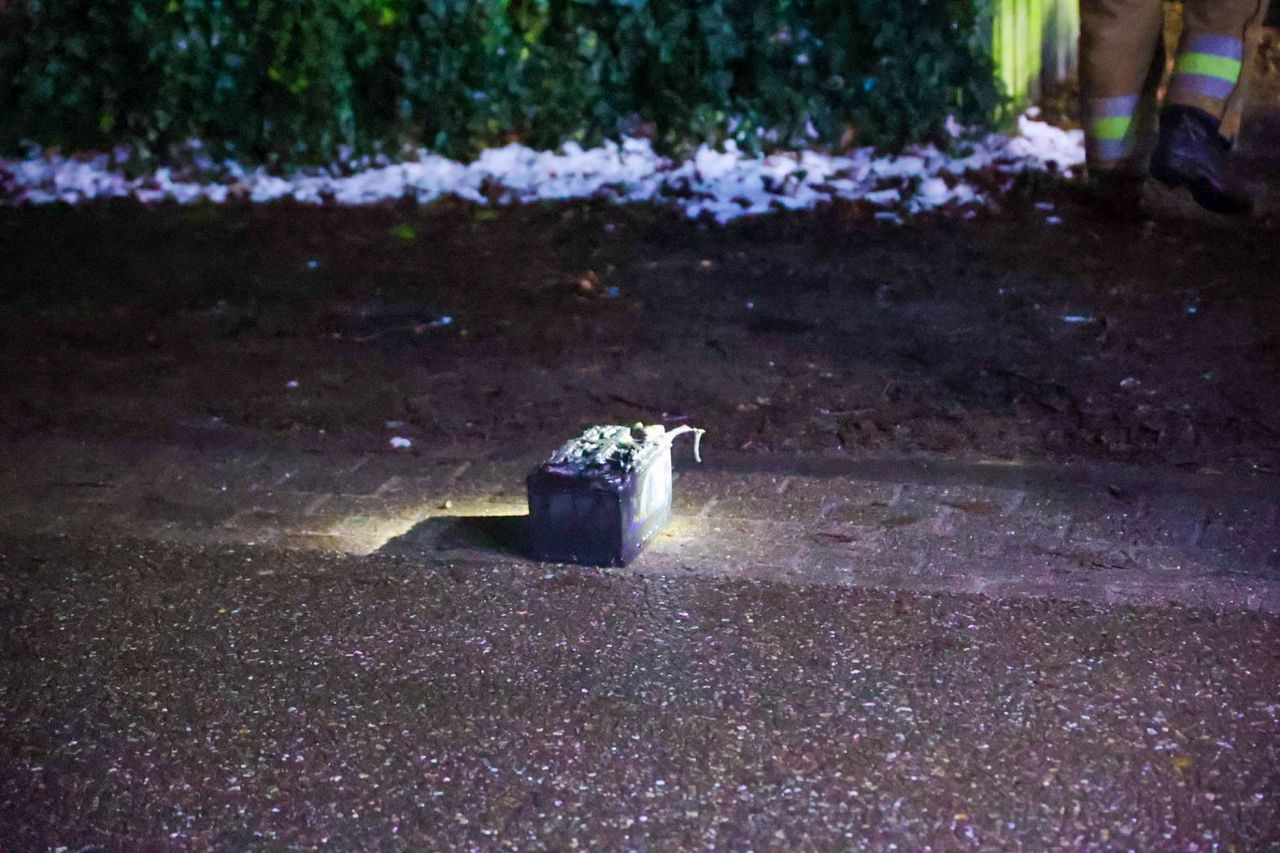Een accu is uit de auto gehaald (foto: Addy Smits / Persbureau Heitink).