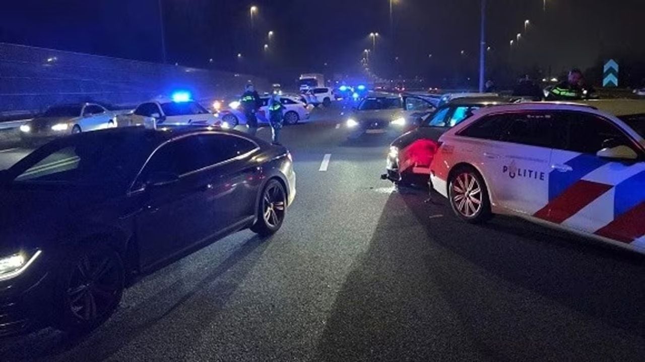 De snelweg stond vol met politiewagens (foto: politie).