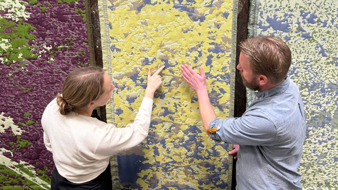 Liselot bekijkt de tapijten met directeur Sander Roovers van het Weverijmuseum