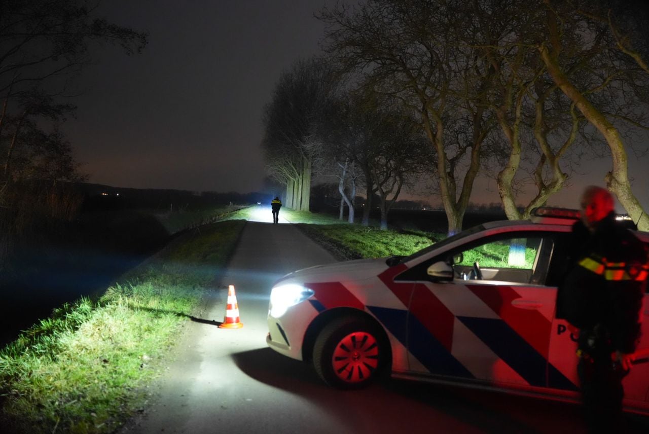 Een politiehelikopter cirkelde rondjes boven Veen (foto: Erik Haverhals / Persbureau Heitink).