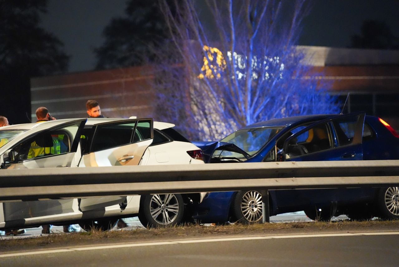Zes auto's raakten bij het ongeluk betrokken (foto: Erik Haverhals / Persbureau Heitink).