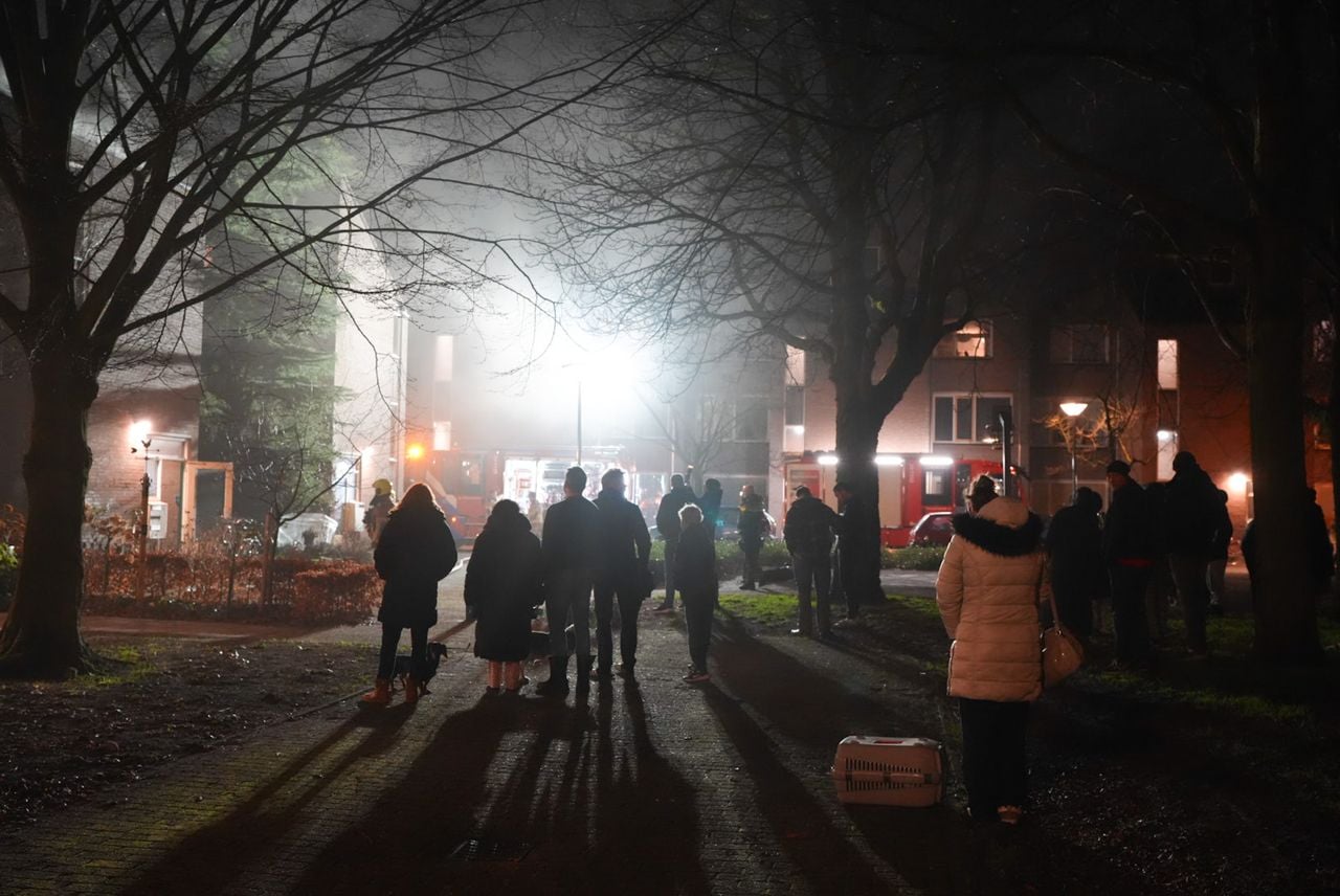 Zo'n 25 bewoners moesten vanwege de brand in Waalwijk hun huis uit (foto: Erik Haverhals/Persbureau Heitink).