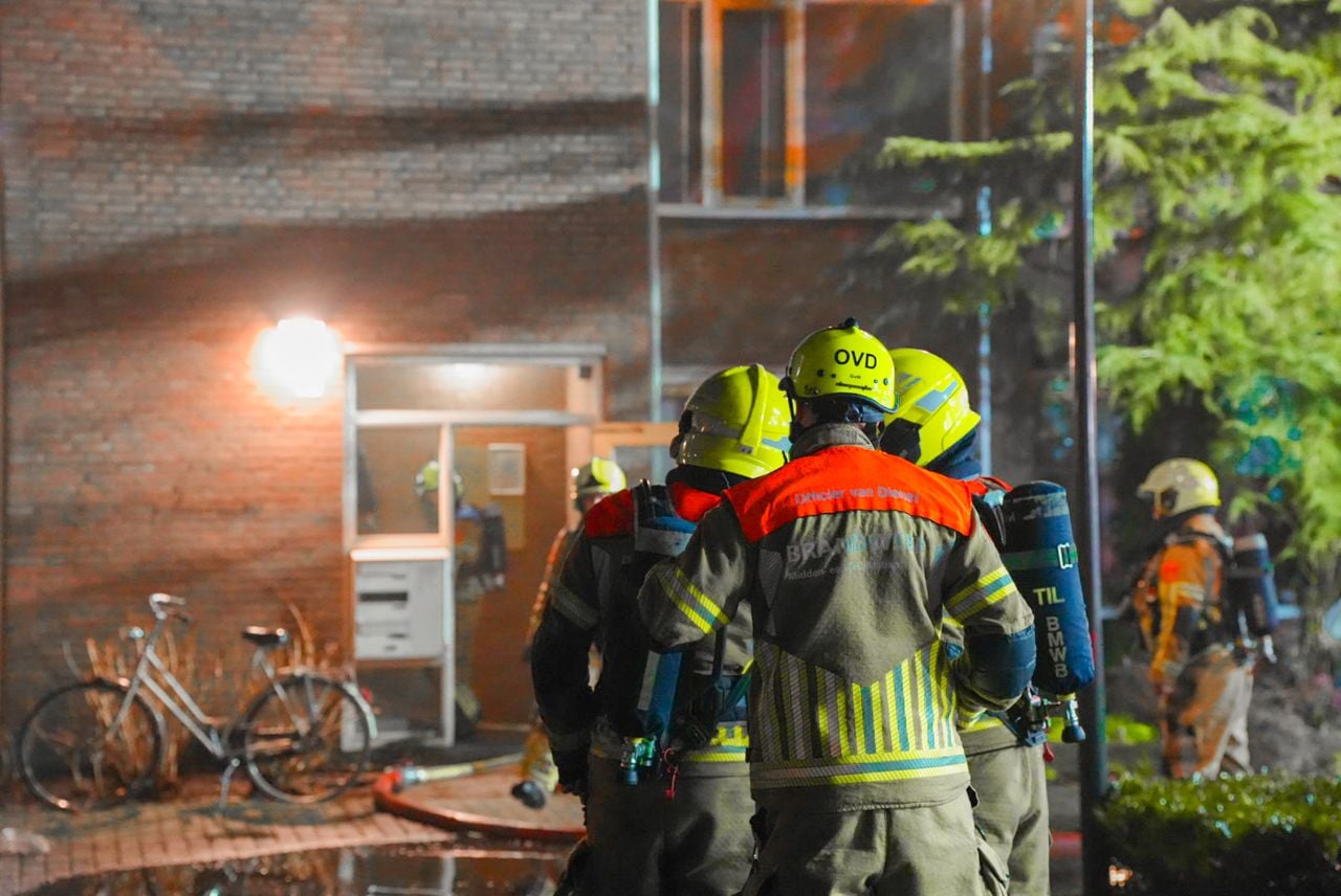 De brandweer was snel aanwezig aan het Diederikhof in Waalwijk (foto: Erik Haverhals/Persbureau Heitink).