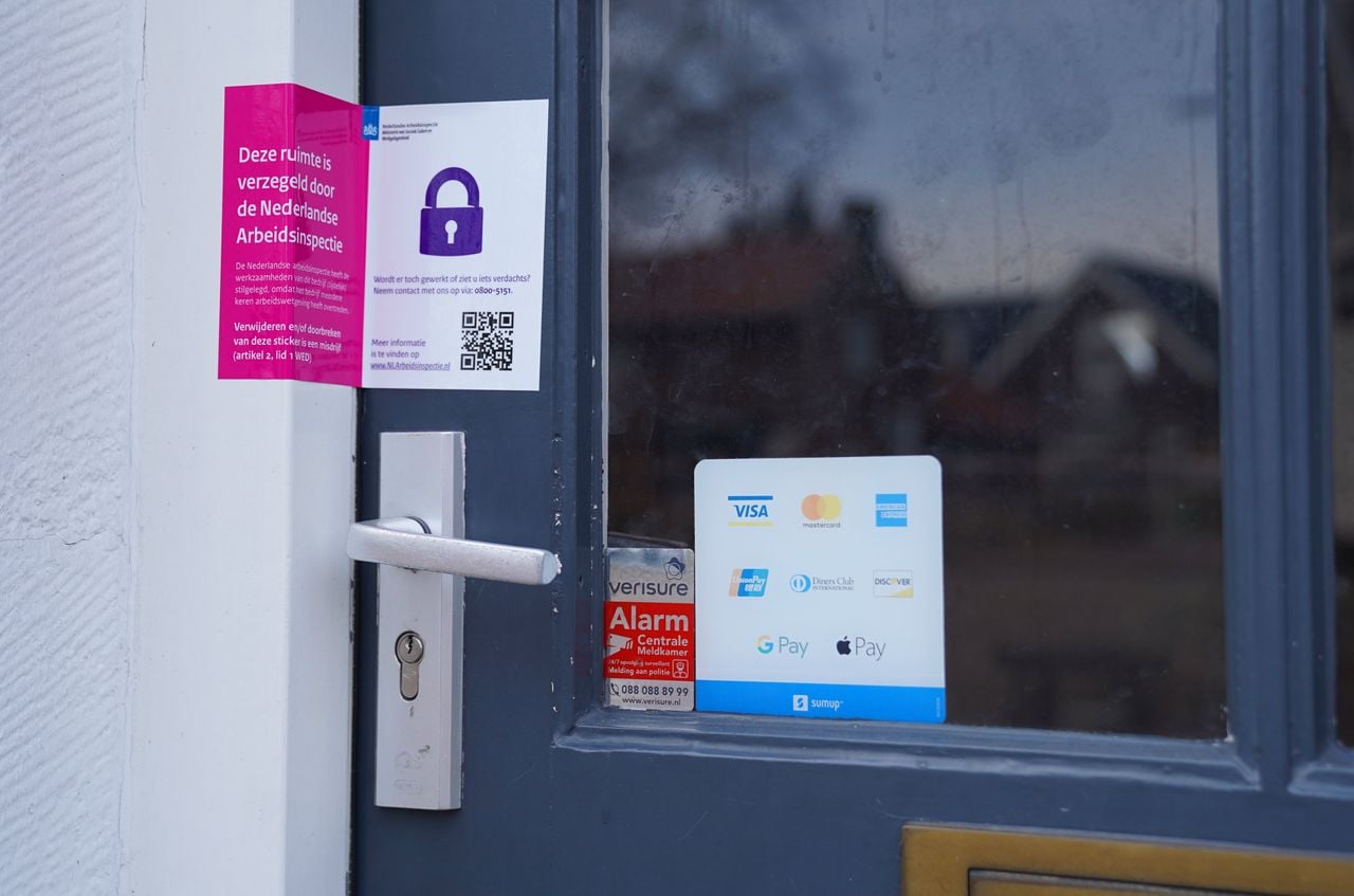 Het gebouw van Master of Shoarma in Vlijmen is verzegeld (foto: Bart Meesters/Persbureau Heitink.