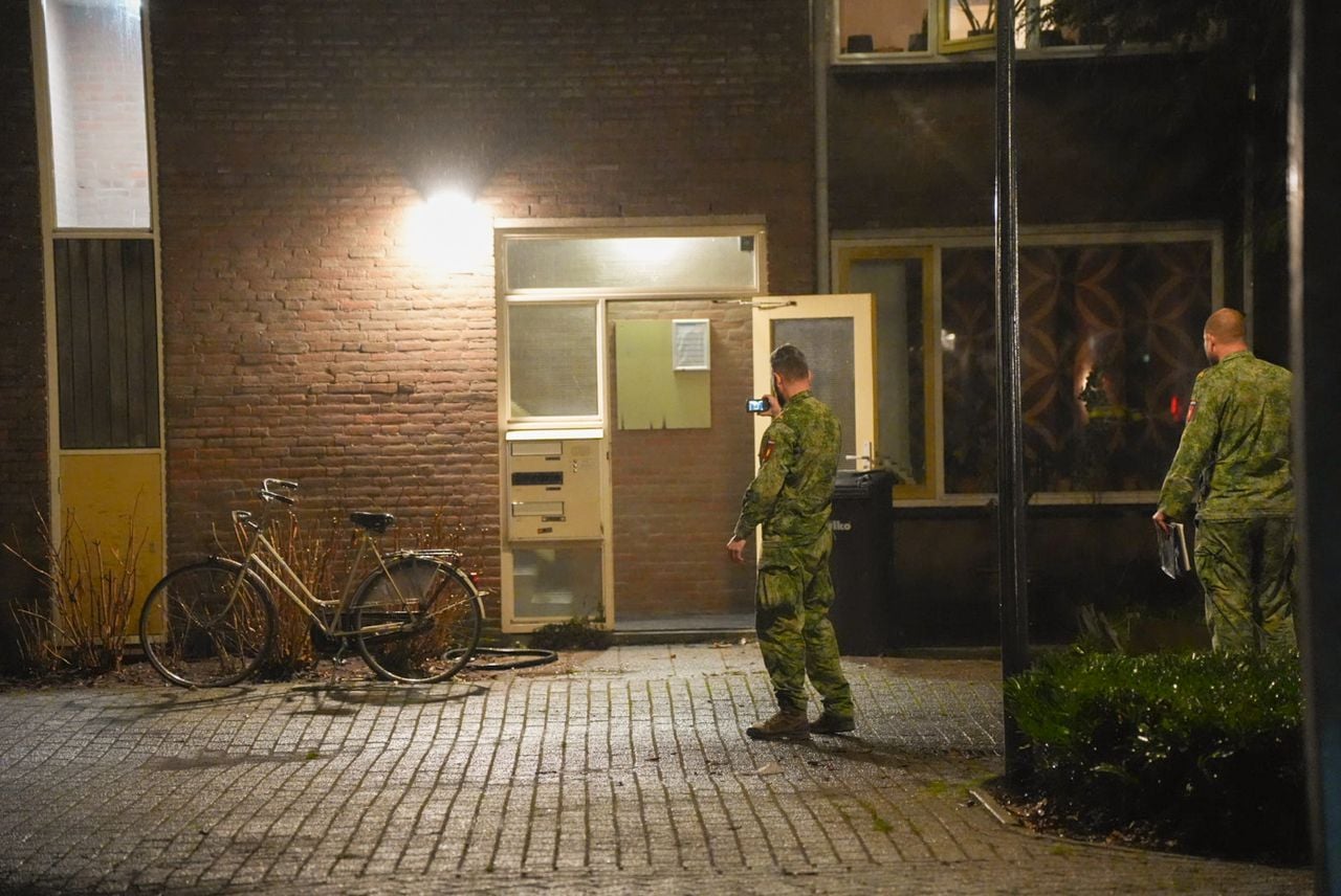 Vanwege de vondst van de explosieve stof werd de EOD ingeschakeld (foto: Erik Haverhals/Persbureau Heitink).
