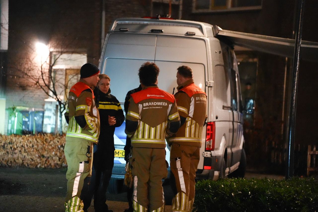 Hulpdiensten zijn al sinds het begin van de nacht bezig aan het Diederikhof in Waalwijk (foto: Erik Haverhals/Persbureau Heitink).