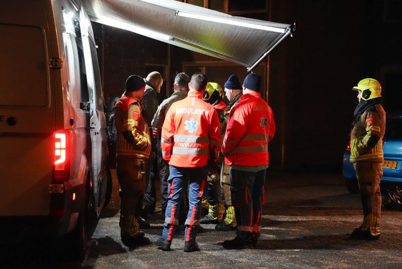 Vanwege de situatie aan aan het Diederikhof in Waalwijk werden diverse hulpverleners opgeroepen (foto: Erik Haverhals/Persbureau Heitink).