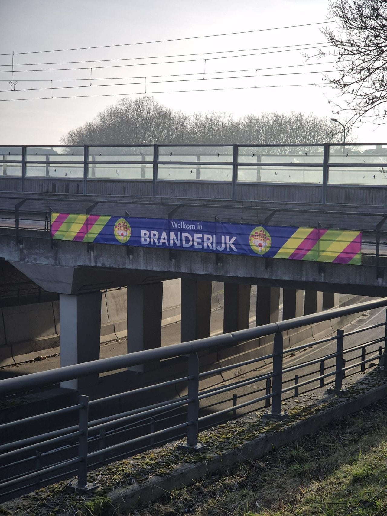 Het welkomsspandoek op een van de spoorbruggen van Brandevoort (foto: Kevin Janssen).