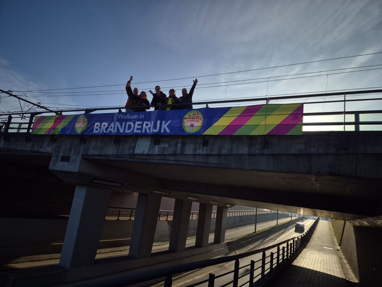 Blijdschap nadat samen het eerste welkomsspandoek is opgehangen (foto: Kevin Janssen).