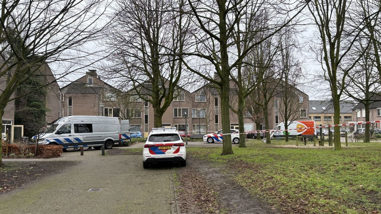 Politie en EOD zijn zaterdagochtend aanwezig aan het Diederikhof in Waalwijk (foto: Wilco Zonneveld).