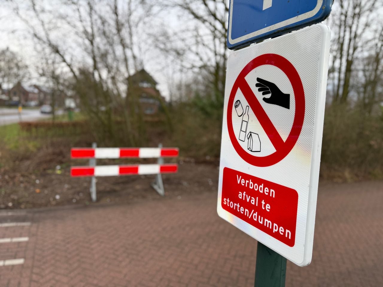 Om het afvaldumpen tegen te gaan, heeft de gemeente borden opgehangen (foto: Jos Verkuijlen).