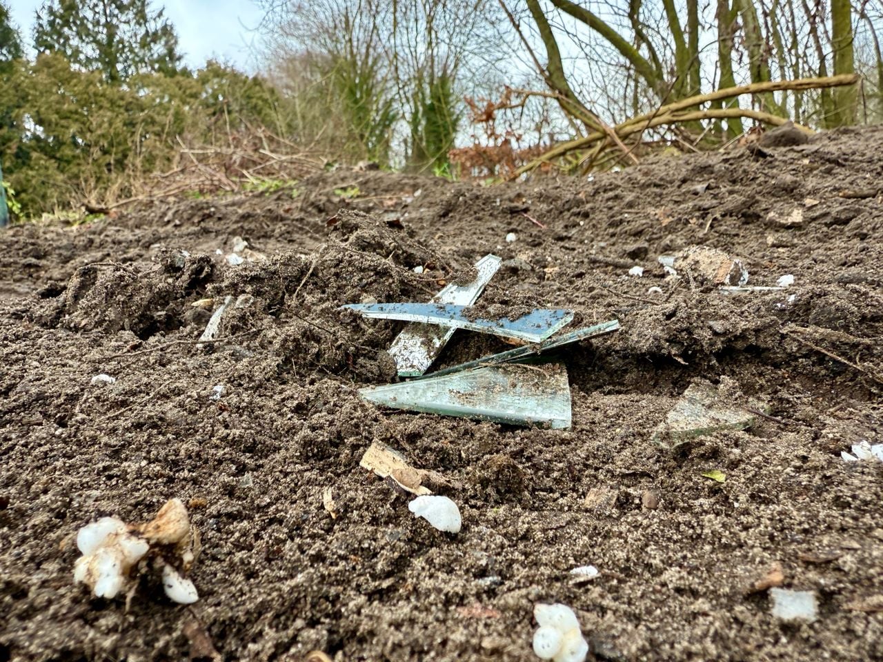 Stukken glas en ander puin die er nog wel liggen (foto: Jos Verkuijlen).