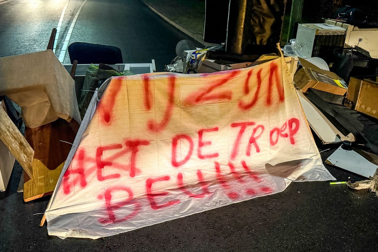 De troep met een spandoek versperden de weg (foto: AS Media).