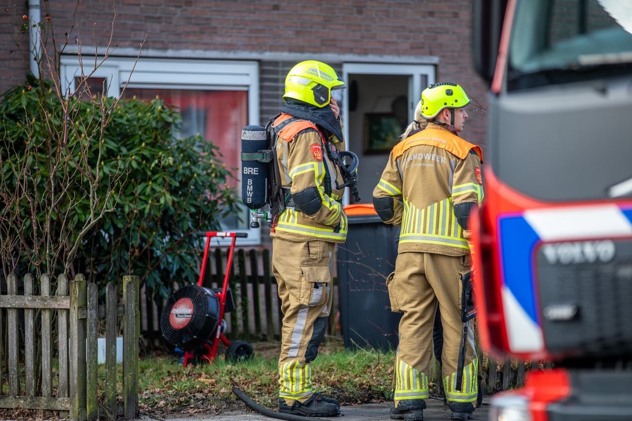 De brandweer had het vuur in het huis in Roosendaal snel onder controle (foto: Christian Traets/Persbureau Heitink).