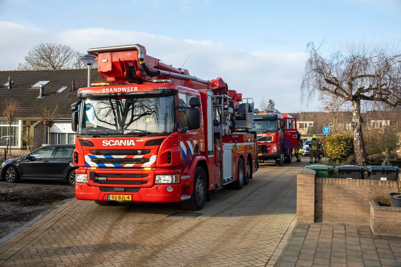 Vanwege de brand in het huis in Roosendaal schaalde de brandweer op (foto: Christian Traets/Persbureau Heitink).