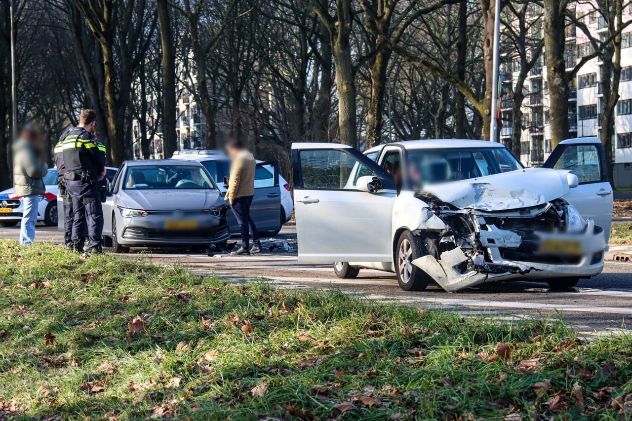 Ongeluk met twee auto's in Tilburg (foto: Corrado Francke). 