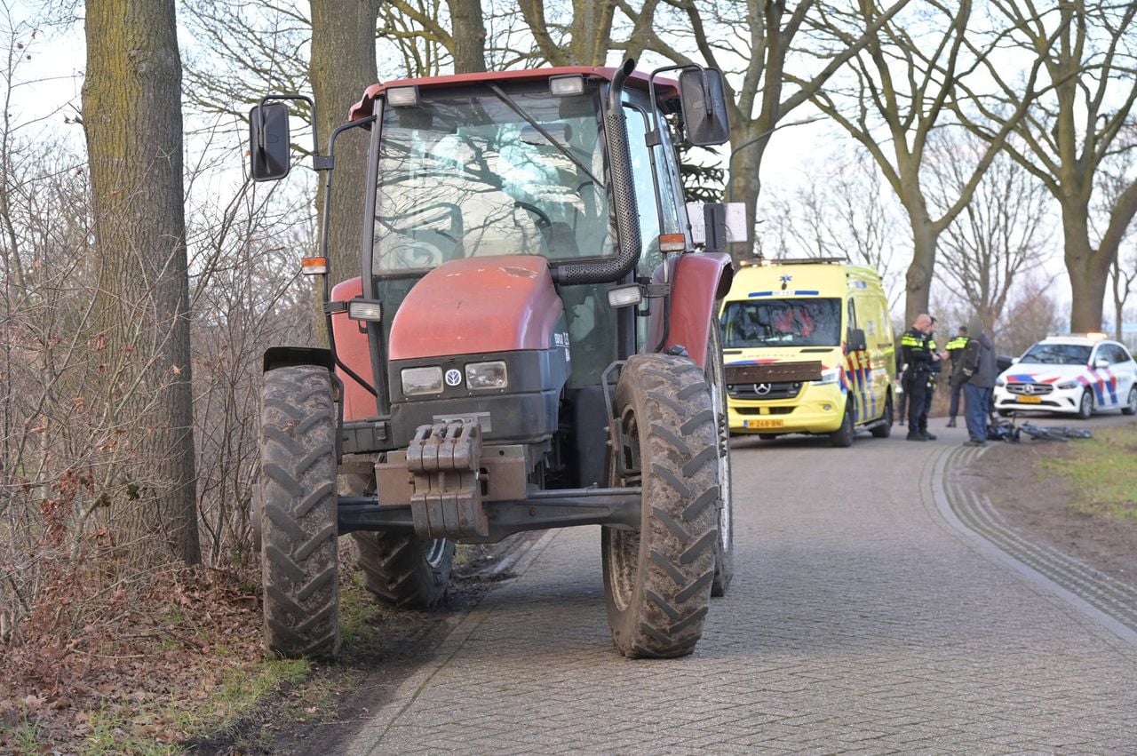 De fietser is gewond naar het ziekenhuis gebracht (foto: Perry Roovers / Persbureau Heitink).