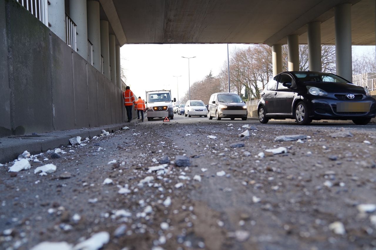 De weg ligt bezaaid met beton (foto: Bart Meesters / Persbureau Heitink).