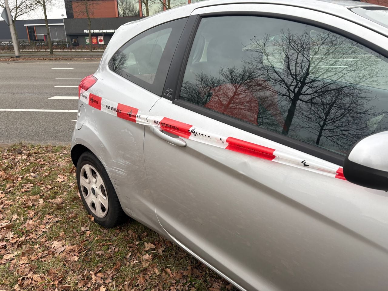 De auto heeft flinke krassen (foto: Raymond Merkx).